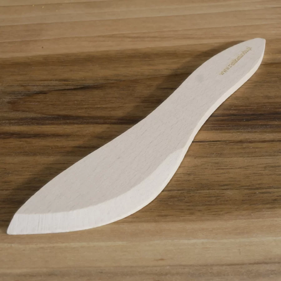 drewniany nożyk z napisem ramkamiodu